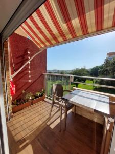 - Balcón con mesa y vistas en Aparthotel Minerva, en Benalmádena