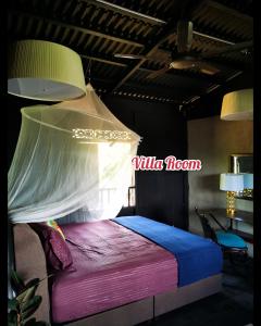 - une chambre avec un lit et une moustiquaire dans l'établissement Harrera Perhentian, Long Beach, aux Îles Perhentian