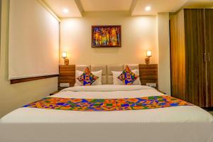 FabHotel Prime K9 Regency客房内的一张或多张床位