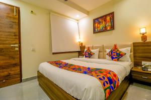 FabHotel Prime K9 Regency客房内的一张或多张床位