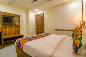 FabHotel Prime K9 Regency客房内的一张或多张床位