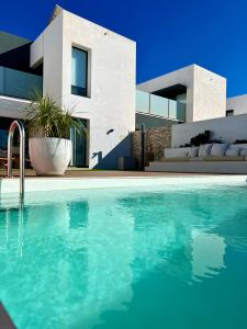een huis met een zwembad voor een huis bij Villa Raffaella in Villaverde