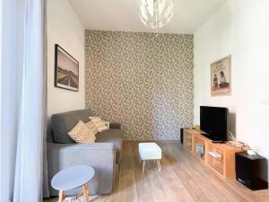 a living room with a couch and a tv at Bellissimo Appartamento a Perugia in Perugia