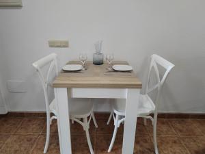 einem Holztisch mit vier Stühlen und Gläsern darauf in der Unterkunft Vera Natura Apartamento Anima in Vera