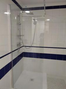 eine Dusche mit Glastür im Bad in der Unterkunft Vera Natura Apartamento Anima in Vera