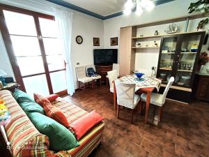 een woonkamer met een bank en een tafel bij Tra Puccini ed il mare in Torre del Lago Puccini