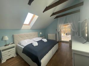 1 dormitorio con 1 cama y TV en Totina Apartments en Závažná Poruba