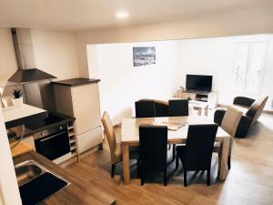 Kuchyň nebo kuchyňský kout v ubytování ⁂⁂ LE GRAND DUC Appartement [CLEDICIHOME] / Magnifique vue sur les montagnes / 4 KMs DE GERARDMER ! ⁂⁂ + 10 fotografií