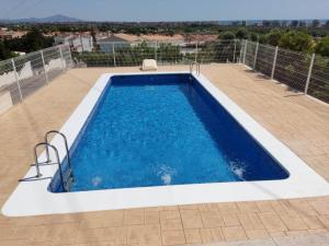 בריכת השחייה שנמצאת ב-CALA HOUSE II Luminoso adosado con vistas,piscina comunitaria y parking incluido או באזור