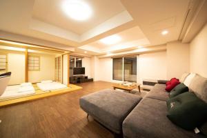 JozankeiMolinHotels602 アクティビティを満喫できる札幌定山渓 天然温泉付- 1L2Room S-Bed8 8Persons的带沙发和桌子的大客厅