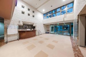 JozankeiMolinHotels602 アクティビティを満喫できる札幌定山渓 天然温泉付- 1L2Room S-Bed8 8Persons的大楼里空荡荡的大厅,有柜台