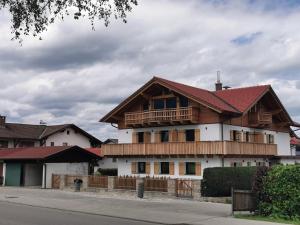 ein Haus mit Holzdach an einer Straße in der Unterkunft Gästehaus Apollo in Schwangau