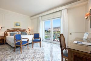 Postel nebo postele na pokoji v ubytování Grand Hotel de la Ville + 37 fotografií