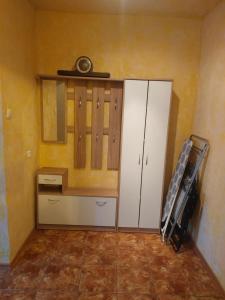 Zimmer mit einem Schrank, einem Schrank und einem Regal in der Unterkunft Zakątek na Krzywej in Mrągowo