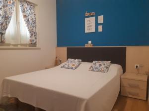 Postel nebo postele na pokoji v ubytování Apartment Rampin in Gedici + 11 fotografií