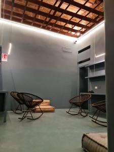 une chambre avec des chaises, une table et un plafond dans l'établissement Mamamia al Teatro Biondo, à Palerme