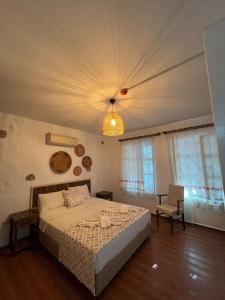 Postel nebo postele na pokoji v ubytování Mor Salkım Konağı