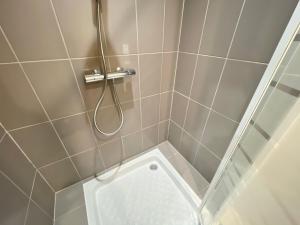 łazienka z prysznicem z głowicą prysznicową w obiekcie Le Schongauer w mieście Colmar