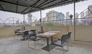 um pátio com mesas e cadeiras e uma montanha-russa em Treebo Trend Amber Imperial em Mumbai