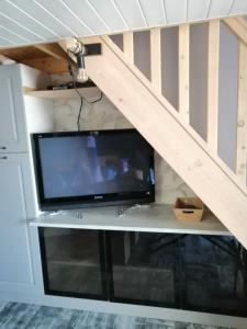 Au Grain De Sel... في جرويسان: وجود تلفزيون على طاولة تحت درج
