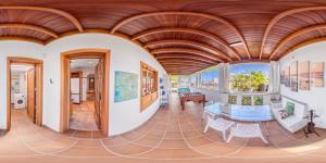 Pokój z drewnianym sufitem i pokojem ze stołem w obiekcie Villa Marina Deluxe & Spa Pool w mieście Playa Blanca