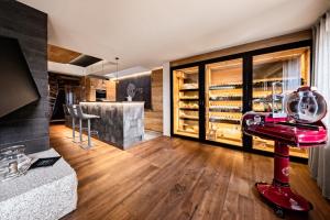 una sala de cata de vinos con una máquina roja en una habitación en Cocoon Deluxe - Luxury Chalet, en Chamois
