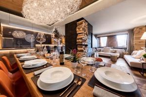 comedor y sala de estar con mesa y sillas en Cocoon Deluxe - Luxury Chalet, en Chamois