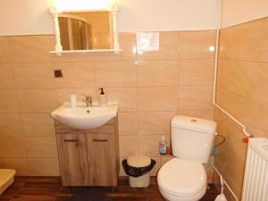 ein kleines Bad mit WC und Waschbecken in der Unterkunft Zakątek na Krzywej in Mrągowo
