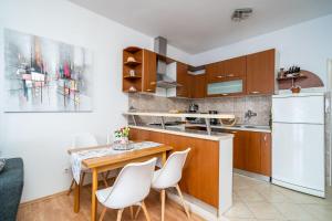 Kuchyň nebo kuchyňský kout v ubytování Family apartment
