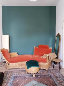 ein Wohnzimmer mit einem Sofa und einer blauen Wand in der Unterkunft Alberthof Zittau in Zittau