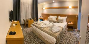 Cette chambre comprend un grand lit et un bureau. dans l'établissement Won Plaza, à Istanbul