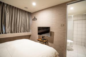 A bed or beds in a room at The Cole Hotel