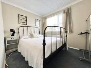 Un dormitorio con una cama grande y una ventana en 2 bedroom chalet bungalow on Humberston Fitties. en Humberston
