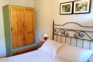 a bedroom with a bed and a wooden door at Casa La Cabiana in Rotella