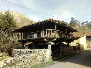 a building with a balcony on the side of a road at Casa La Cabiana in Rotella