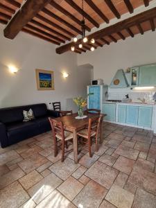 salon ze stołem i kanapą w obiekcie Borgo Mulignone w mieście Casole dʼElsa