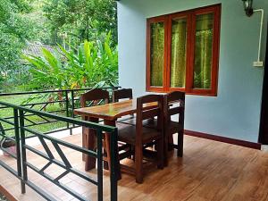 Ein Balkon oder eine Terrasse in der Unterkunft Tree Tops River Huts