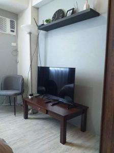 a tv sitting on a table in a living room at Cozy Condominium near Mactan International Airport in Mandaue City