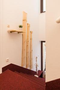 een kamer met houten palen aan de muur bij Apartment Alexandra in Gmunden