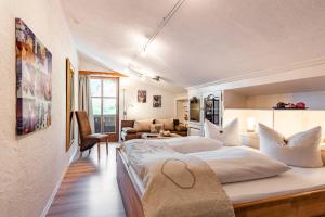 Postel nebo postele na pokoji v ubytování Das Maximilian - Feines Landhotel am Schliersee
