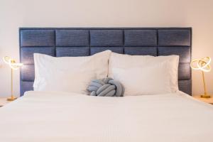 un letto con un animale di peluche blu sopra di Apartment Alexandra a Gmunden Altre 19 foto