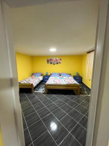 Ein Bett oder Betten in einem Zimmer der Unterkunft Apartman Brnzanović