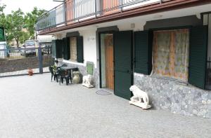 deux chats blancs assis à l'extérieur d'un bâtiment dans l'établissement L'Arlesiana, à Agerola