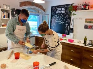 Un homme et une femme dans une cuisine préparant la nourriture dans l'établissement Mamma Ciccia, à Mandello del Lario