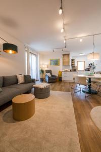 un soggiorno con un divano e un tavolo di Apartment Alexandra a Gmunden