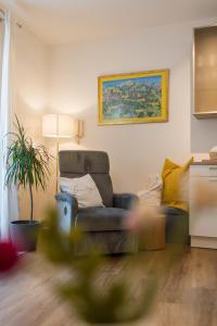 un soggiorno con un divano e una sedia di Apartment Alexandra a Gmunden