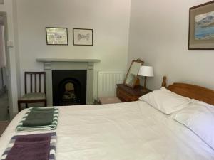 Een bed of bedden in een kamer bij Bosvathick Garden Cottage