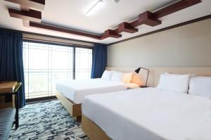 Tempat tidur dalam kamar di Sokcho Good Morning Hotel and Resort