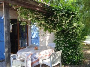 Gallery image of Appartement d'une chambre avec piscine partagee jardin clos et wifi a Le Luc in Le Luc