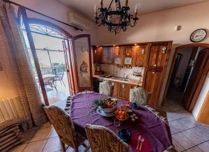 uma cozinha com uma mesa com uma taça de fruta em Ilice em Zafferana Etnea